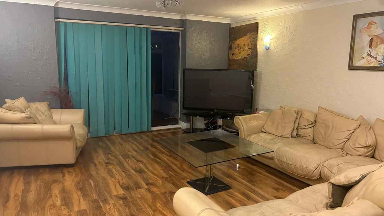 Home Away In A Close Thamesmead  Экстерьер фото
